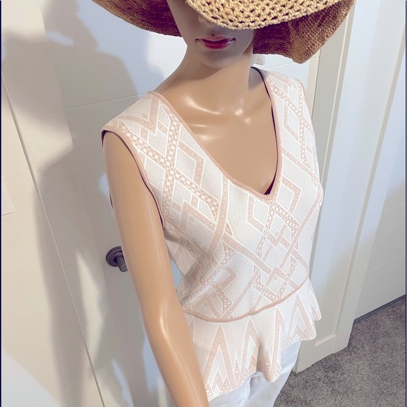 Large BCBGMAXAZRIA Gardenia top with bottom detail flair. Pink - Picture 1 of 17